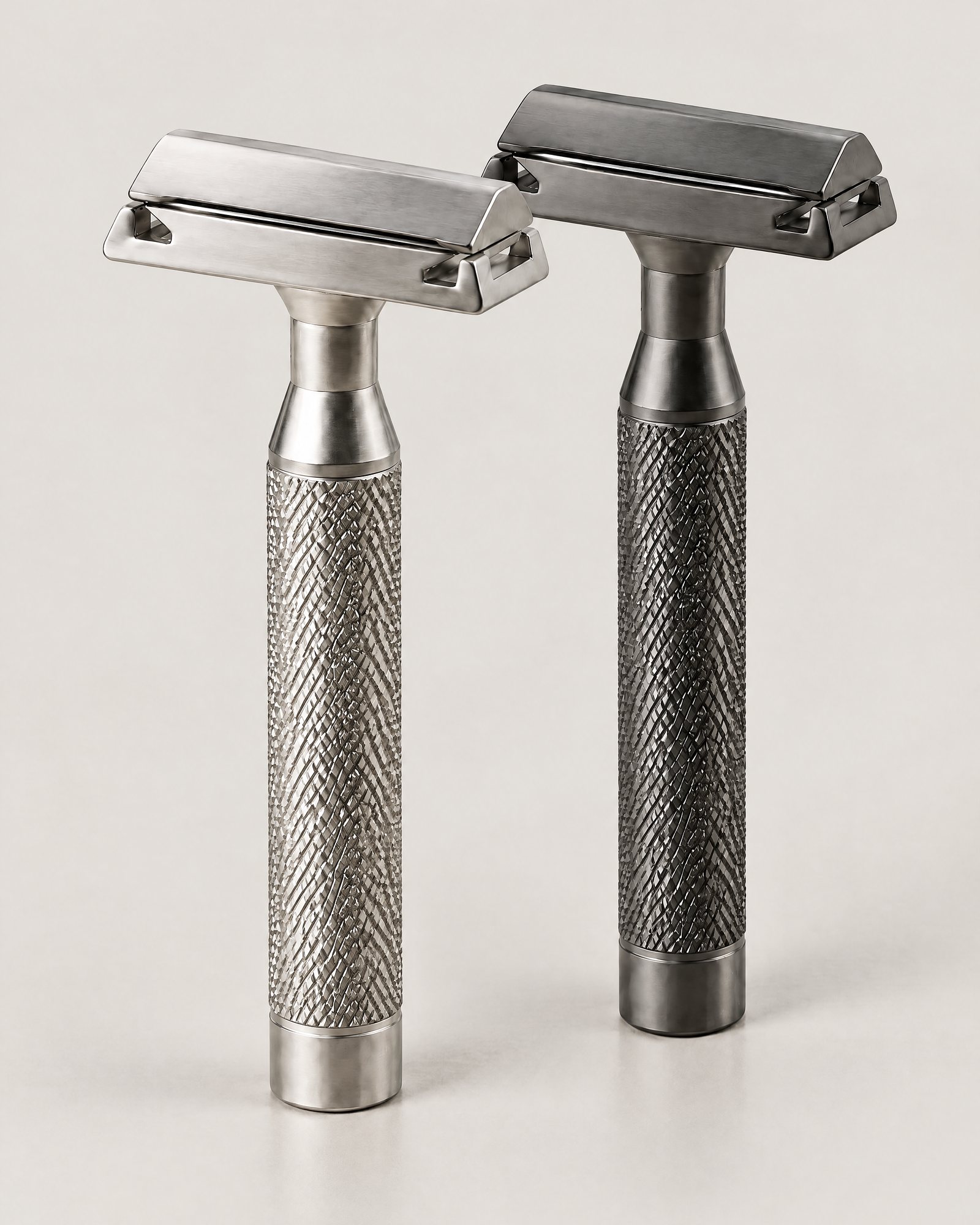 The KATA razor in brushed silver and in matte graphite
