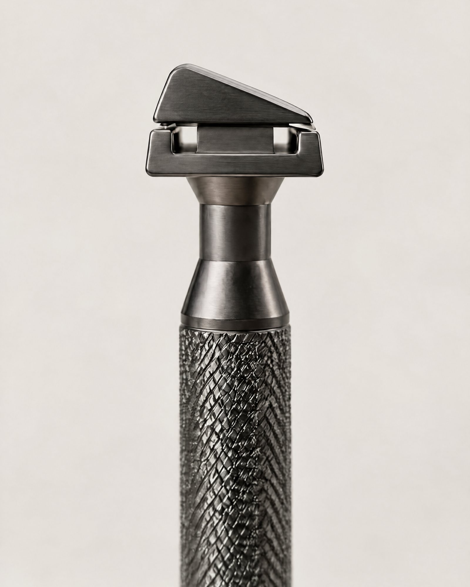 The head of the Safety Razor, Graphite seen from its short end, the top cap and the blade at 30 degrees